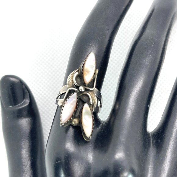 Native American Statement Signed LW Silver Mother Of Pearl Shell Ring Sz 5.5 VTG - Picture 10 of 16